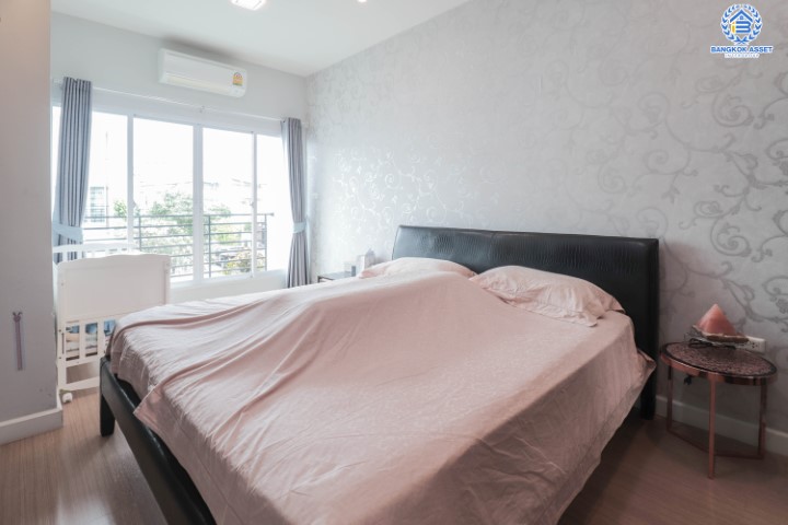 ทาวน์เฮ้าส์มือสองย่านนนทบุรี ม.ซิตี้เซนส์ รัตนาธิเบศร์-เลี่ยงเมืองนนท์ หลังมุม! บนเนื้อที่ 27.10 ตร.ว. มาพร้อมฟังก์ชัน 3 ห้องนอน 2 ห้องน้ำ 2 ที่จอดรถ บ้านหันทิศใต้รับลม รับเงินไหลมาเทมา ใกล้เซ็นทรัลรัตนาธิเบศร์ และรถไฟฟ้าสายสีม่วง "สถานีแยกนนทบุรี 1"...